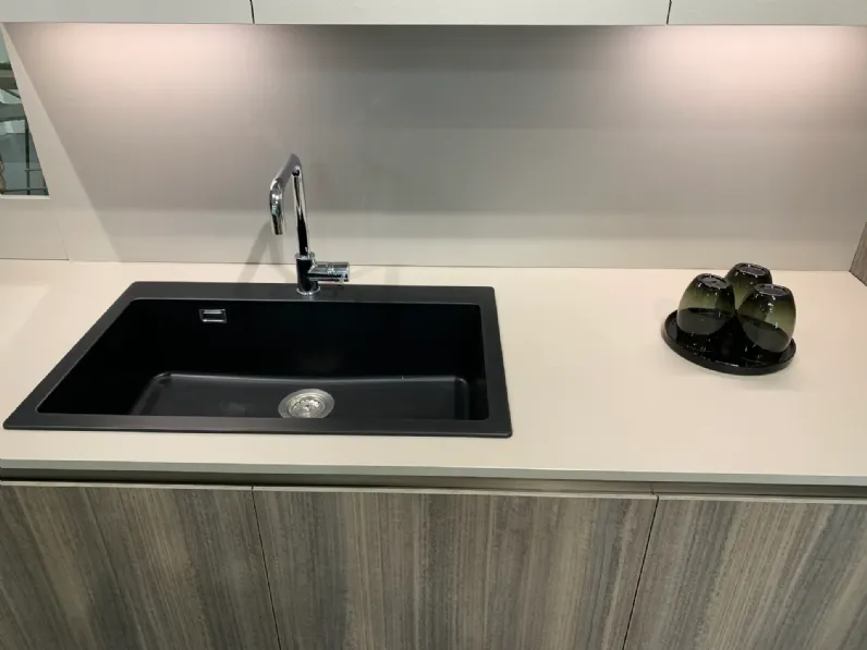 Cucina Arrital moderna con penisola rovere chiaro in laminato materico Ak project