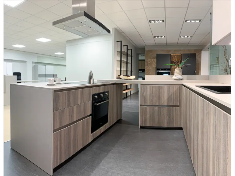 Cucina Arrital moderna con penisola rovere chiaro in laminato materico Ak project