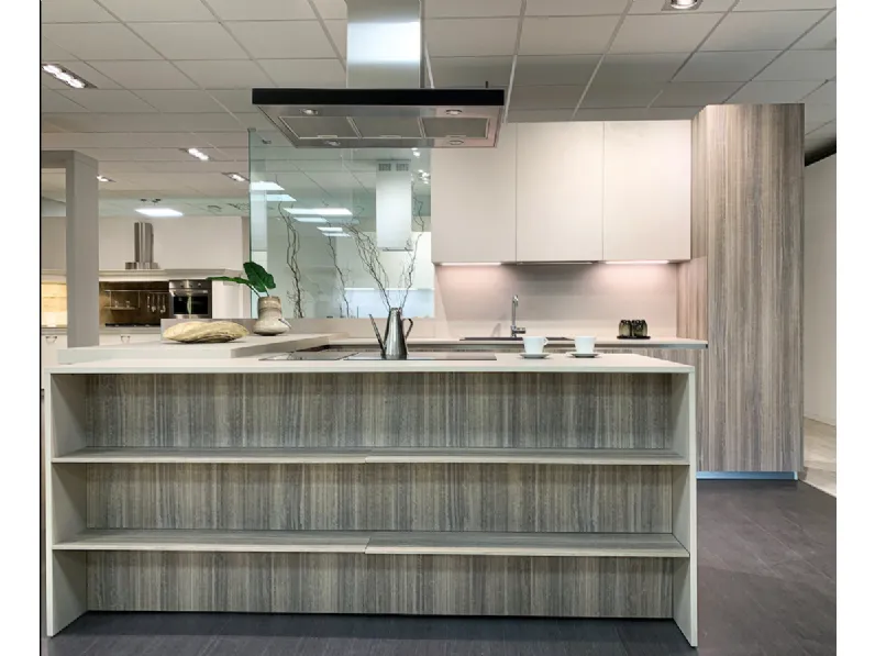 Cucina Arrital moderna con penisola rovere chiaro in laminato materico Ak project