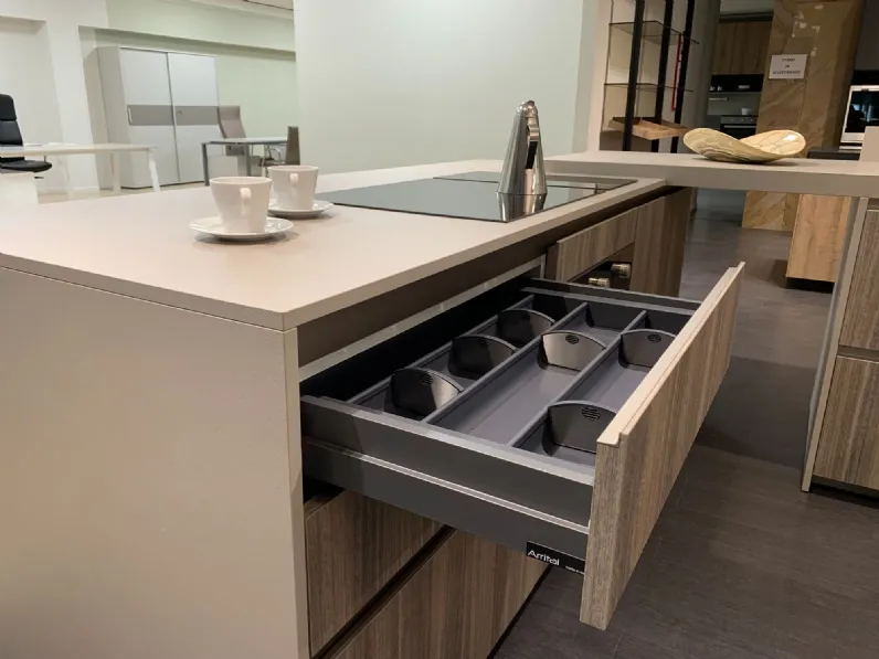 Cucina Arrital moderna con penisola rovere chiaro in laminato materico Ak project
