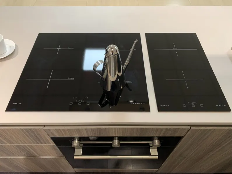 Cucina Arrital moderna con penisola rovere chiaro in laminato materico Ak project