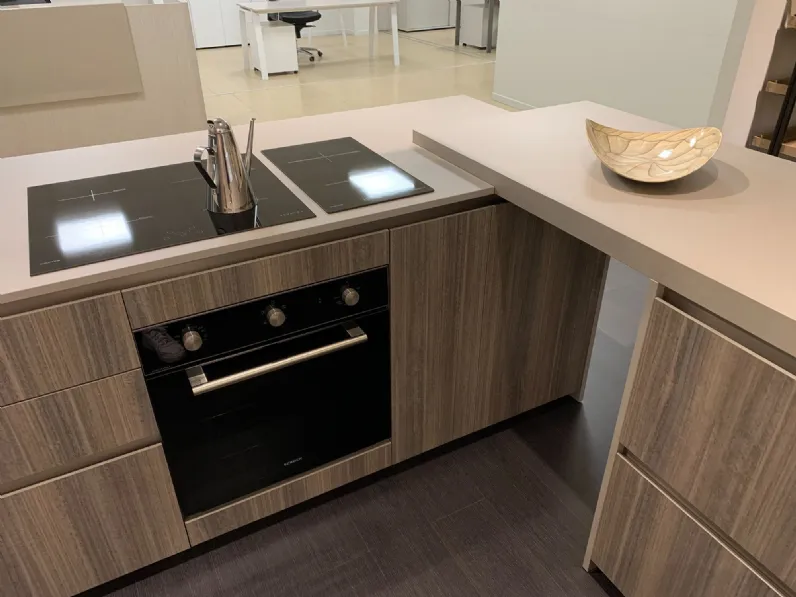 Cucina Arrital moderna con penisola rovere chiaro in laminato materico Ak project