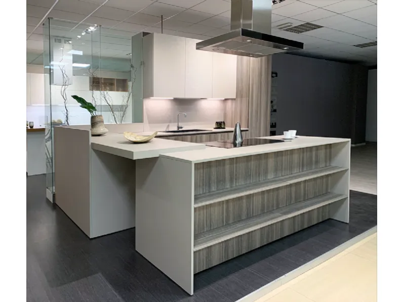 Cucina Arrital moderna con penisola rovere chiaro in laminato materico Ak project
