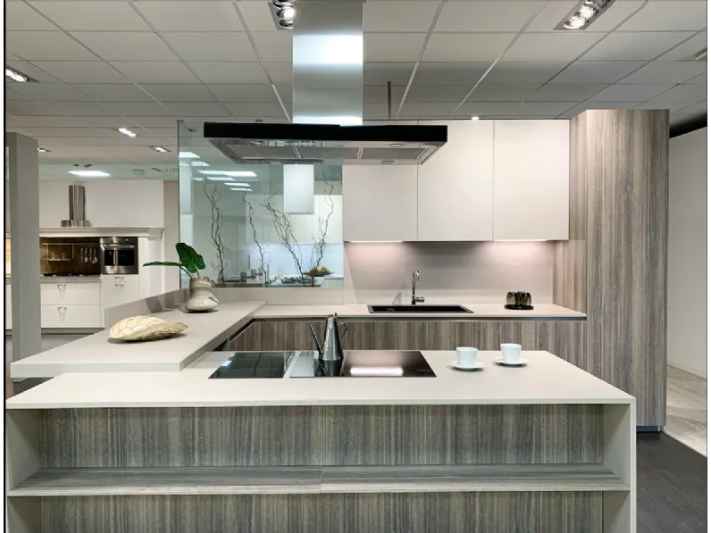 Cucina Arrital moderna con penisola rovere chiaro in laminato materico Ak project