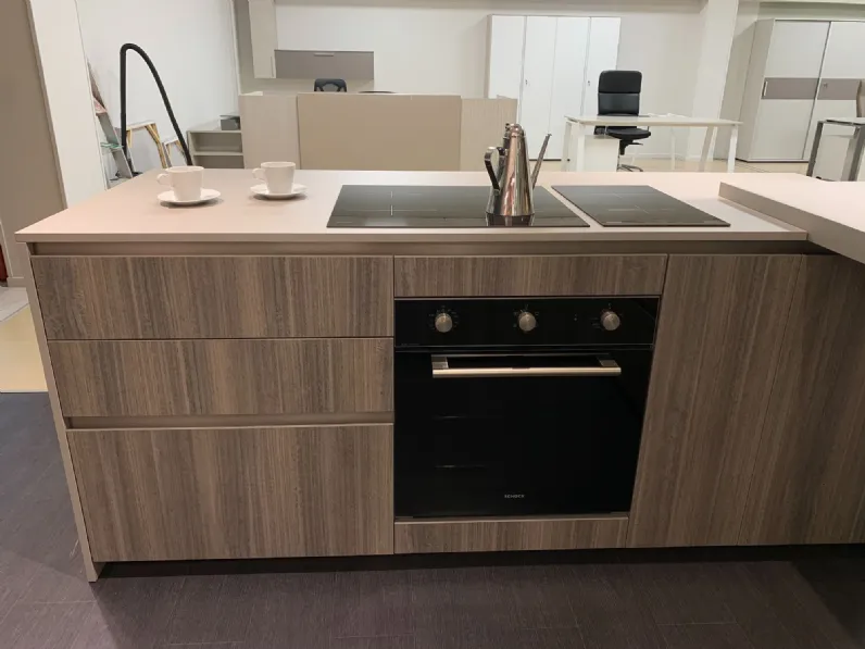 Cucina Arrital moderna con penisola rovere chiaro in laminato materico Ak project