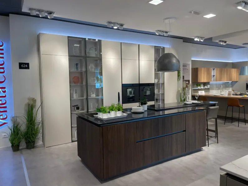 Cucina rovere moro moderna con isola Cv 648 lounge  Veneta cucine scontata