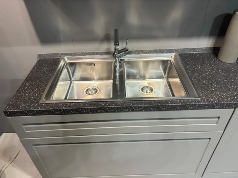 Cucina grigia moderna con penisola Carattere Scavolini a soli 12600 Euro
