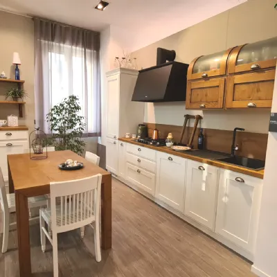 Cucina lineare in legno bianca Favilla a prezzo ribassato