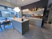 Cucina Motus design grigio Scavolini ad isola scontata 40%