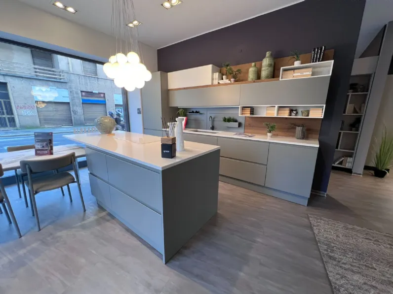 Cucina Motus design grigio Scavolini ad isola scontata 40%