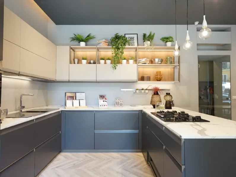 Cucina a prezzo ribassato con penisola design Formalia Scavolini
