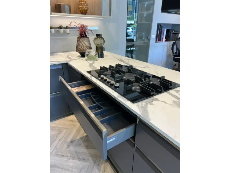 Cucina a prezzo ribassato con penisola design Formalia Scavolini