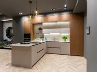 Cucina Scavolini design con penisola tortora in laminato materico Mira 