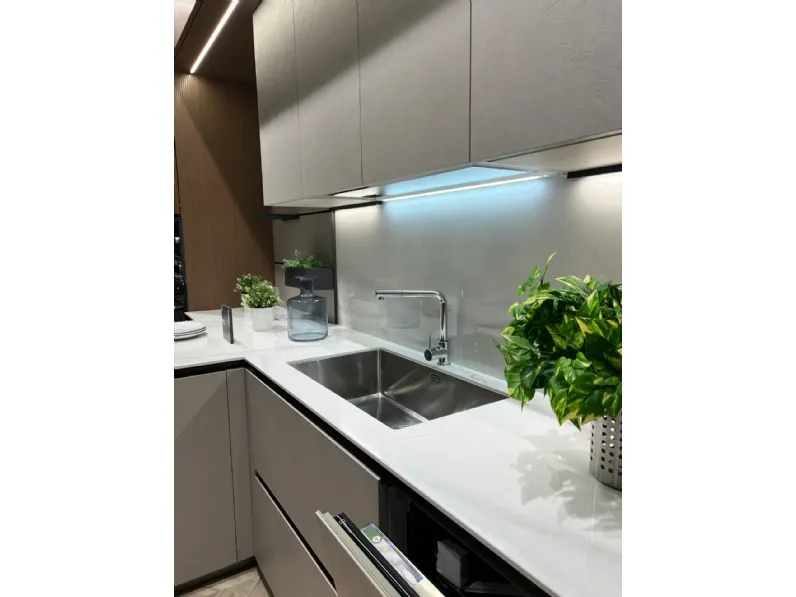 Cucina Scavolini design con penisola tortora in laminato materico Mira 