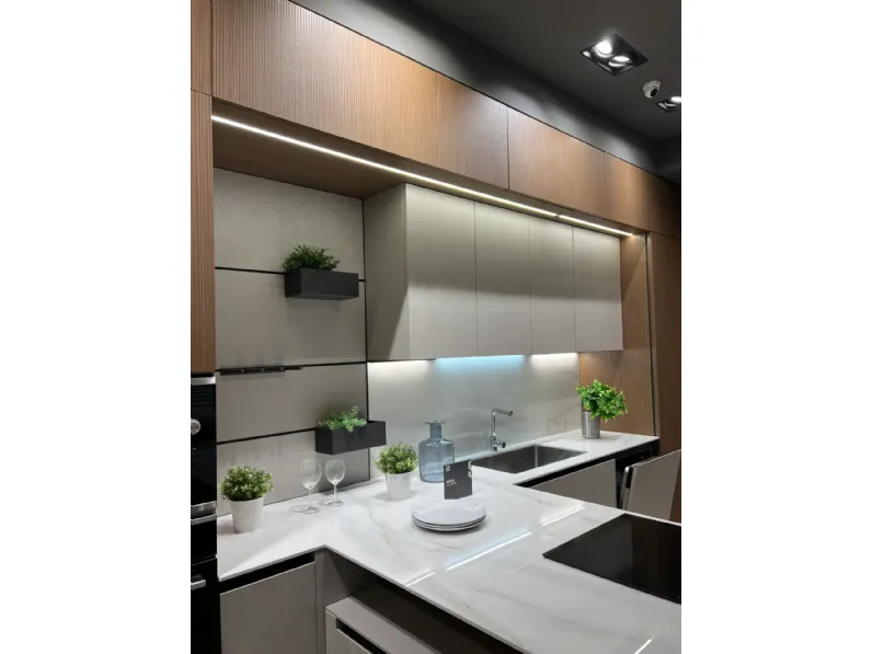 Cucina Scavolini design con penisola tortora in laminato materico Mira 
