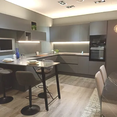 Cucina grigia moderna con penisola Evolution Scavolini a soli 9900