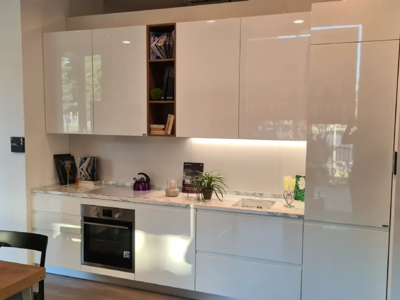 Cucina bianca moderna con penisola Motus  Scavolini in Offerta Outlet