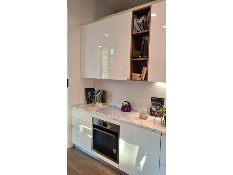 Cucina bianca moderna con penisola Motus  Scavolini in Offerta Outlet
