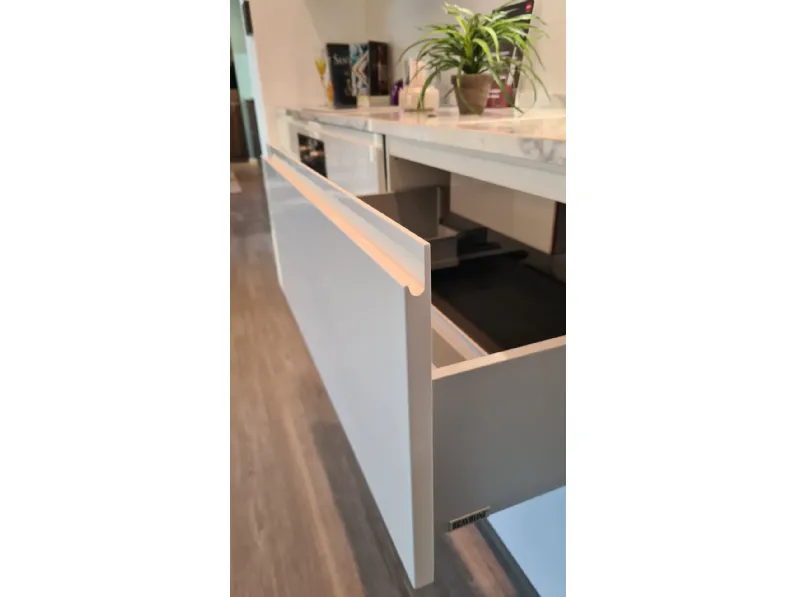 Cucina bianca moderna con penisola Motus  Scavolini in Offerta Outlet