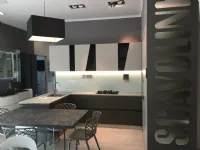 Cucina grigia moderna con penisola Qi Scavolini scontata