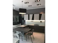 Cucina grigia moderna con penisola Qi Scavolini scontata