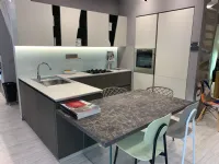 Cucina grigia moderna con penisola Qi Scavolini scontata