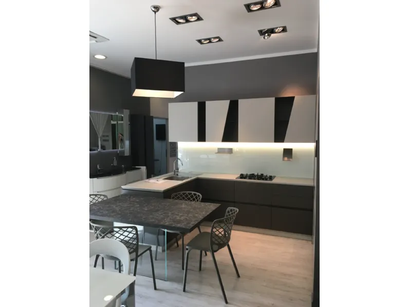 Cucina grigia moderna con penisola Qi Scavolini scontata