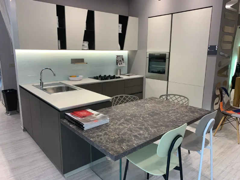 Cucina grigia moderna con penisola Qi Scavolini scontata