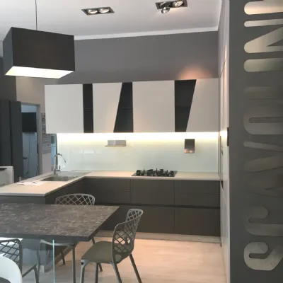 Cucina grigia moderna con penisola Qi Scavolini scontata