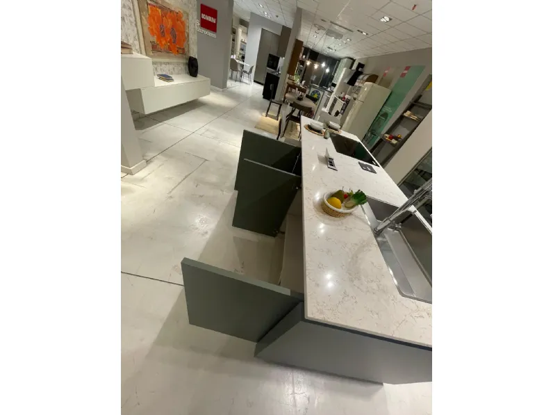 Cucina con isola design tortora Scavolini Regola a soli 21120 Euro