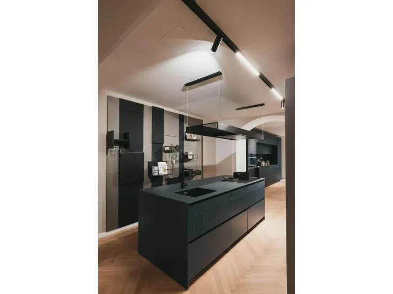 Cucina Stosa design con isola blu in laccata opaco Evolution color trend