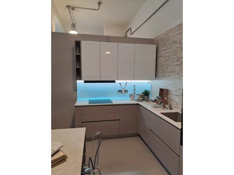 Cucina ad angolo in vetro a prezzo ribassato 50%