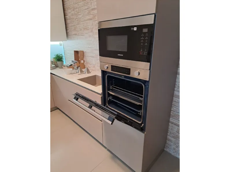 Cucina ad angolo in vetro a prezzo ribassato 50%