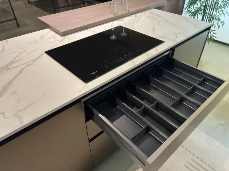 Cucina Stosa moderna con isola altri colori in laccata opaco Metropolis