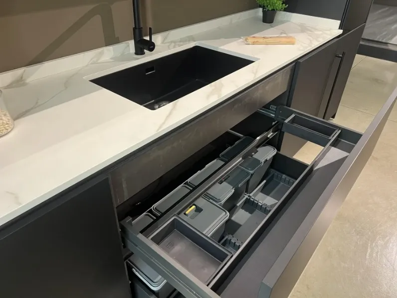 Cucina Stosa moderna con isola altri colori in laccata opaco Metropolis