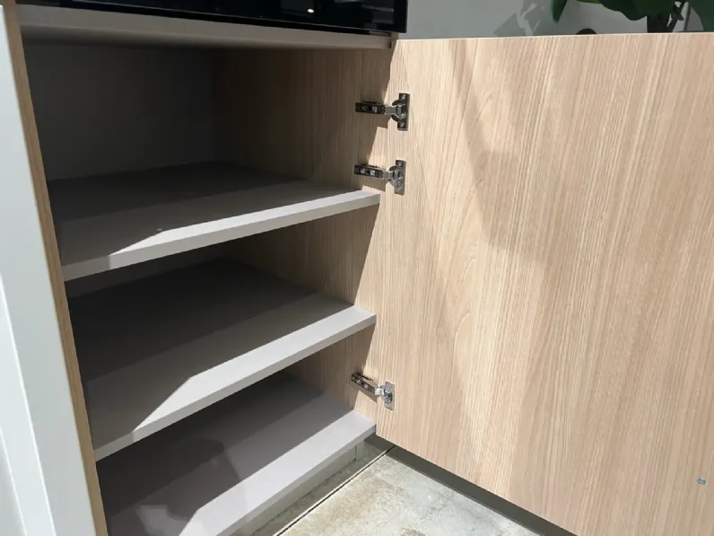 Cucina con isola in laccata opaco a prezzo ribassato 62%