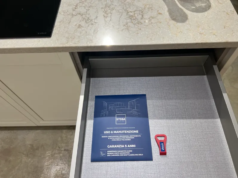Cucina con isola in laccata opaco a prezzo ribassato 62%