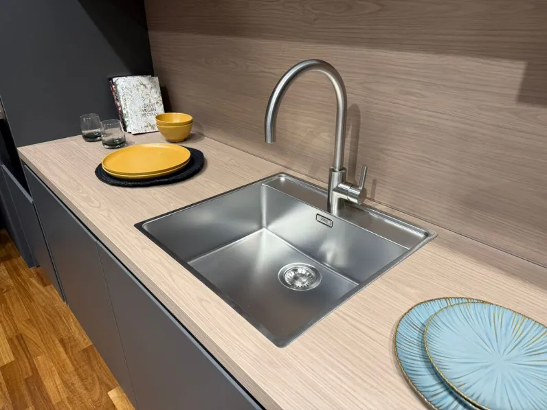 Cucina lineare in laminato materico grigia Young a prezzo scontato