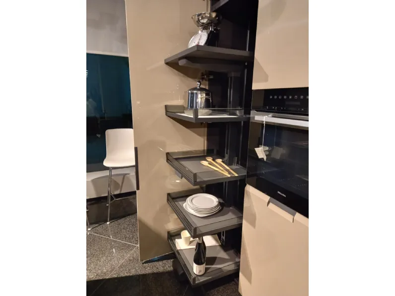 Cucina a prezzo ribassato con isola moderna Shape Poliform