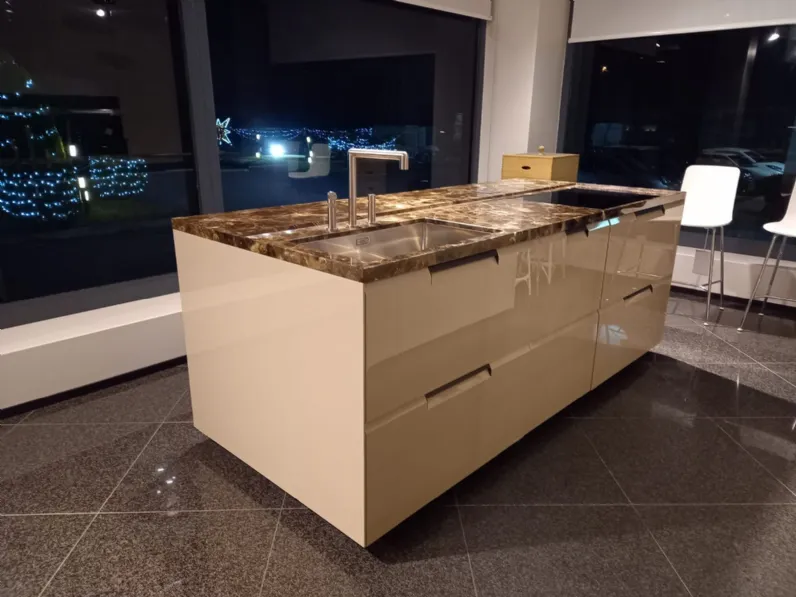 Cucina a prezzo ribassato con isola moderna Shape Poliform