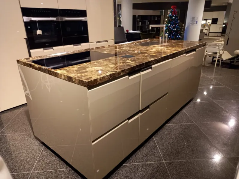 Cucina a prezzo ribassato con isola moderna Shape Poliform