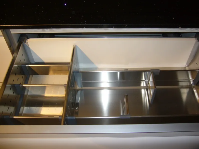 Cucina lineare in laccata opaco tortora Twin a prezzo ribassato