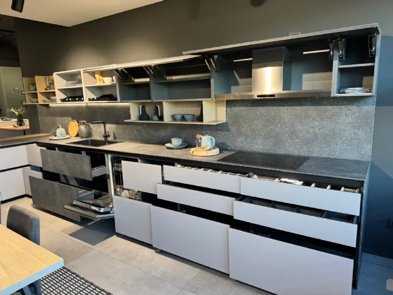 Cucina con penisola in vetro altri colori Zecchinon a prezzo ribassato
