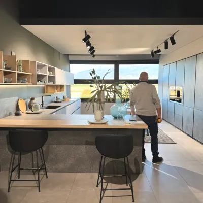 Cucina con penisola in vetro altri colori Zecchinon a prezzo ribassato