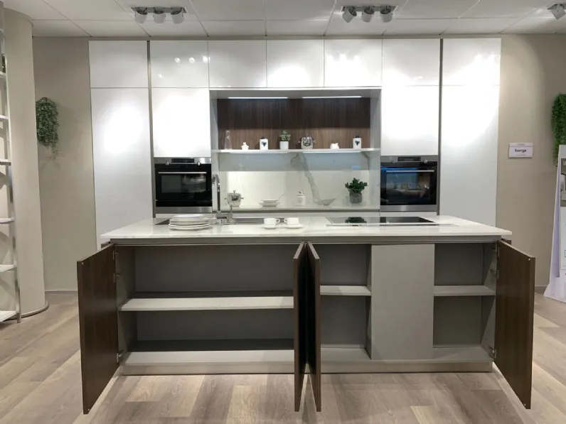 Cucina con isola in laccata lucido a prezzo scontato 50%