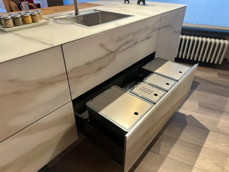 Cucina con isola in vetro modello Cucina 36e8 ad un prezzo riservato 