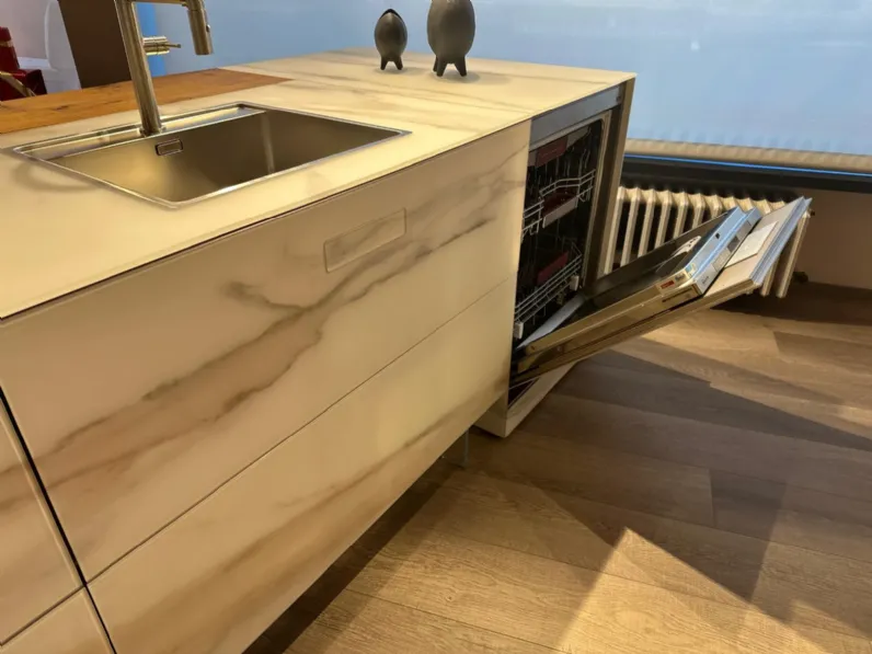 Cucina con isola in vetro modello Cucina 36e8 ad un prezzo riservato 