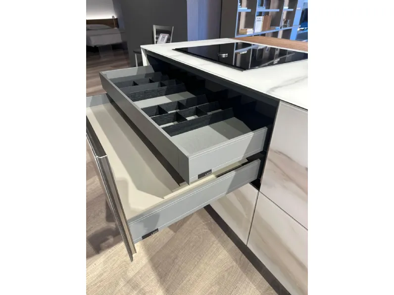 Cucina con isola in vetro modello Cucina 36e8 ad un prezzo riservato 