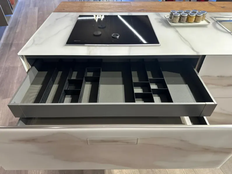 Cucina con isola in vetro modello Cucina 36e8 ad un prezzo riservato 