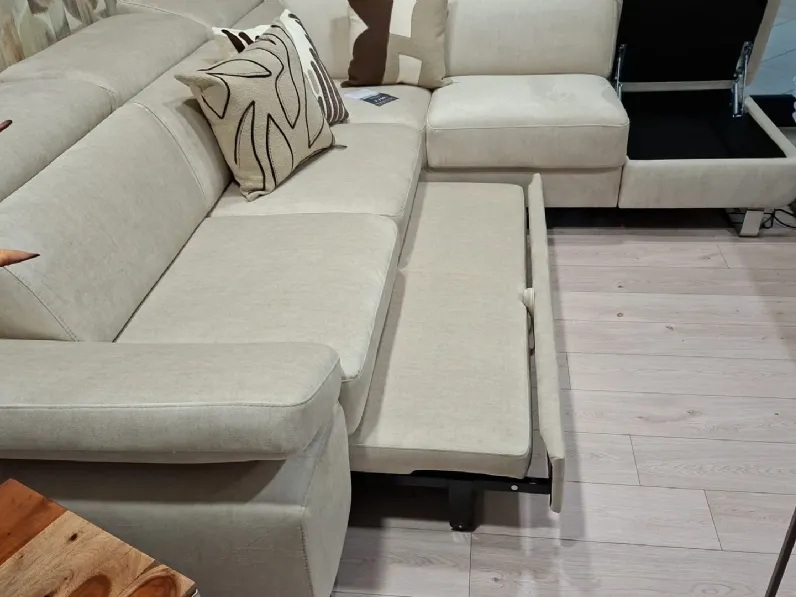 Divano Ermione  di Delta salotti in stile design a prezzo scontato